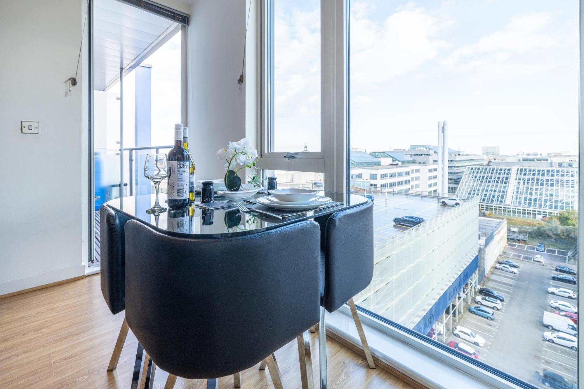 Stylish City Centre Apartment - Home From Home With Fully-Equipped Kitchen, Smart Tv, Netflix, Superfast Wifi, Free Parking, Self Check-In - By Brightleap Apartments Milton Keynes Ngoại thất bức ảnh